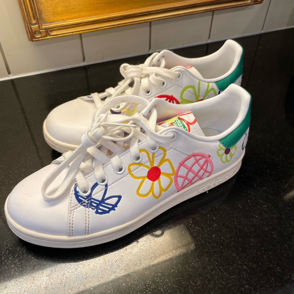 Adidas Women’s Stan Smith Large Doodles. Size 6.